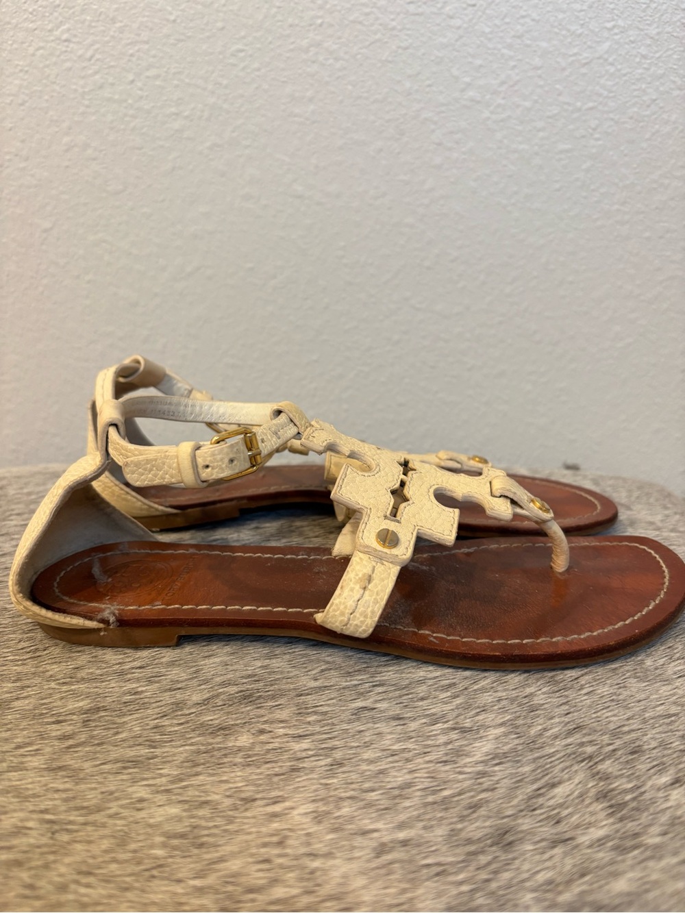 Tory Burch Cream Leather Logo Toe-Post Sandals with Brown Footbed - Picture 2 of 2